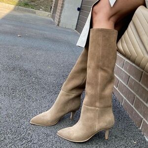 Ankle boots made of natural suede.